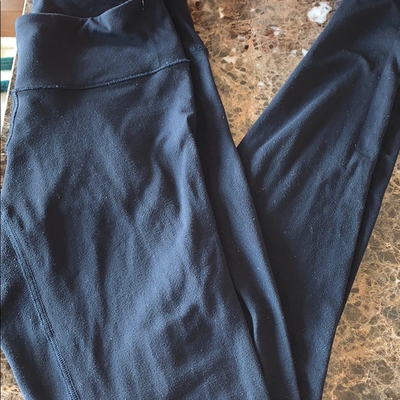 BLACK 28” FULL LENGTH LULULEMON LEGGINGS SIZE 4 - Picture 2 of 2